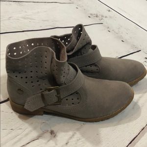 Report Sz 6.5 suede ankle boots